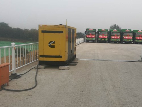罗甸电力系统的稳定性和设备兼容性如何影响发电机组的频率规格？